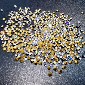Gros plan détaillé de strass brillants à fond pointu pour nail art et travaux manuels.