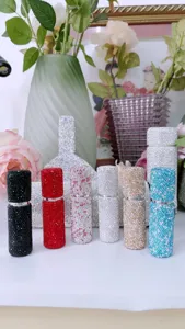 Vista detallada de mini frascos de perfume de 5 ml cubiertos con brillantes diamantes de imitación