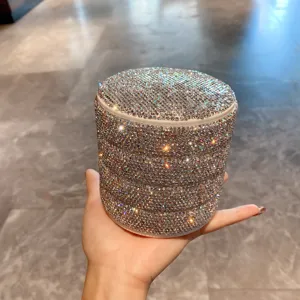 Vue détaillée d'une boîte à bijoux rotative étincelante en strass pour bagues et bracelets.