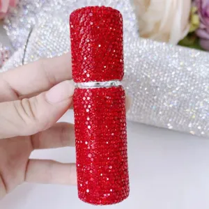 Detalle del atomizador de perfume de viaje de 5 ml incrustado con diamantes rojos