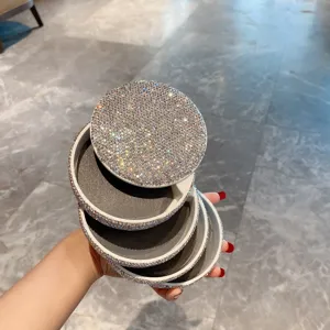 Vue détaillée de la boîte à bijoux pivotante multicouche recouverte de strass brillants.
