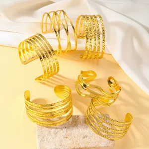 Vista detallada de pulseras de acero inoxidable chapadas en oro de 18K con diseños texturizados