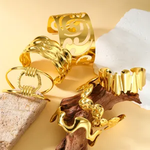 Juego de brazaletes de acero inoxidable chapados en oro de 18K con texturas variadas