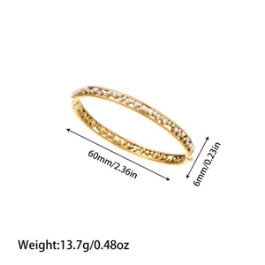Detailweergave van gouden titanium stalen armband met parels, diameter 60 mm groot