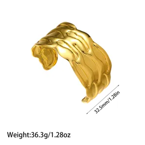 Detalle de brazalete de acero chapado en oro de 18K con peso y dimensiones.