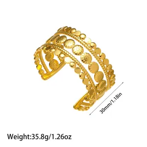 Vista detallada del brazalete de acero bañado en oro de 18K y 30 mm con datos de peso