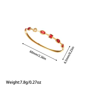 Gedetailleerde afmetingen van een gouden roestvrijstalen armband met rode stenen.