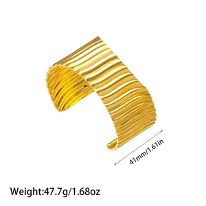 Vista detallada del brazalete de acero inoxidable chapado en oro de 18K con peso