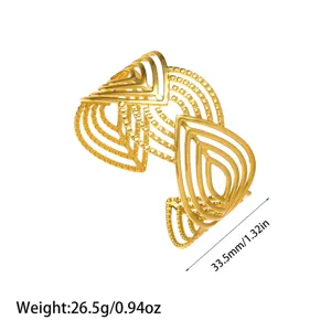 Vista detallada del brazalete de acero de titanio chapado en oro de 18K con medidas y peso