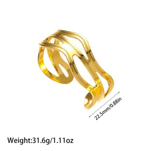 Detalle del brazalete ondulado de acero chapado en oro 18K con peso y dimensiones