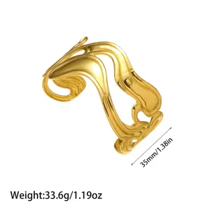 Detalle del brazalete ondulado de acero inoxidable chapado en oro de 18 quilates