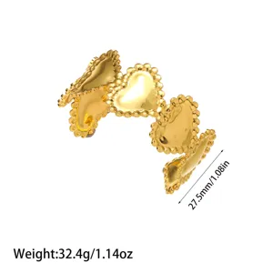 Vista detallada de una pulsera de corazón de acero inoxidable chapada en oro de 18K