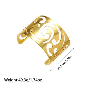 Vista detallada del brazalete rígido calado chapado en oro de 18K con patrón de volutas y medidas