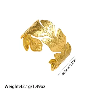 Dettaglio ravvicinato di un bracciale a polsino a foglia in acciaio inossidabile oro 18K