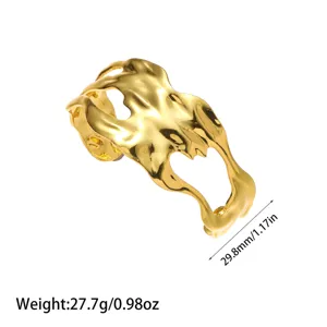 Detalle del brazalete de acero de titanio chapado en oro de 18K con medidas