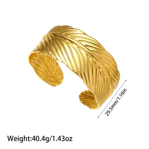Dettaglio del bracciale a polsino piuma placcato oro 18K con le info su peso e taglia.