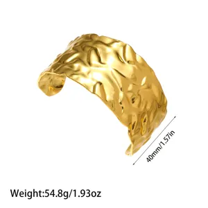 Vista detallada de brazalete martillado chapado en oro de 18K con peso y dimensiones