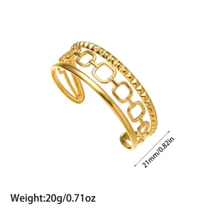 Vista detallada del brazalete de acero inoxidable chapado en oro de 18K y diseño en capas.