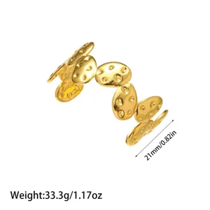 Detalle del brazalete de acero inoxidable bañado en oro de 18K con textura
