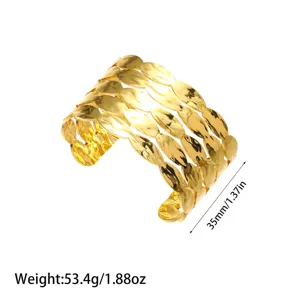 Vista detallada del brazalete de oro texturizado con información de peso y tamaño