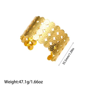 Brazalete ancho martillado de acero chapado en oro de 18K, 35,5 mm de ancho, peso 47,1 g.