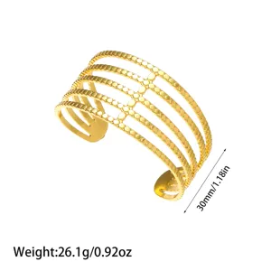 Vista detallada de un brazalete multicapa de acero inoxidable chapado en oro de 18K y 30 mm.