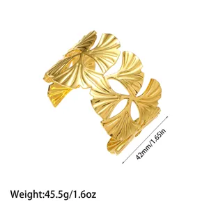 Detailansicht eines mit 18 Karat vergoldeten Edelstahl-Armreifs mit Ginkgo-Blatt.
