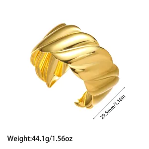 Vista detallada del brazalete ondulado de acero inoxidable chapado en oro de 18K con medidas
