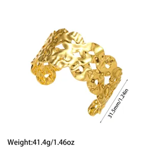 Vista detallada del brazalete de acero inoxidable chapado en oro martillado con medidas.