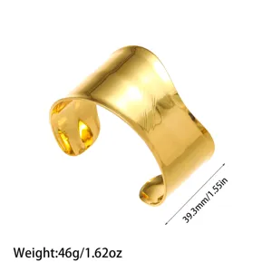 Detalle de un brazalete ancho de acero inoxidable chapado en oro que pesa 46 gramos