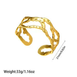 Vista detallada del brazalete de acero inoxidable chapado en oro de 18 quilates