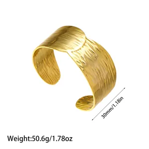 Primer plano de un brazalete de acero inoxidable dorado texturizado con ancho de 30 mm