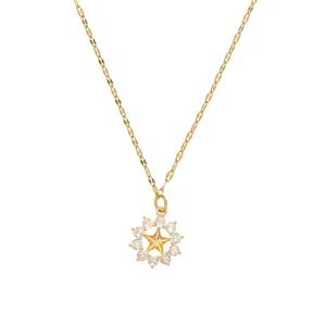 Vista detallada de un collar de acero de titanio dorado con colgante de estrella