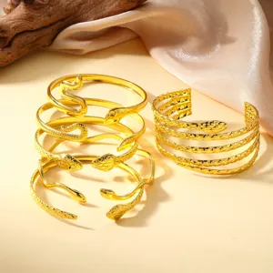 Vista detallada de los brazaletes de serpiente de acero inoxidable bañados en oro 18K