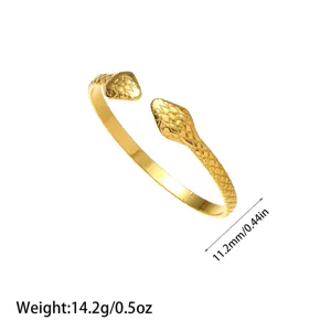 Detalle de brazalete de serpiente chapado en oro de 18 quilates con medidas y peso