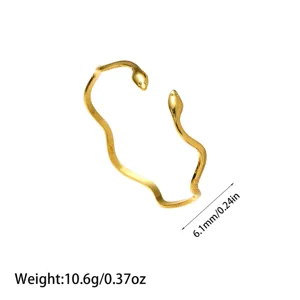 Detalle del brazalete de serpiente chapado en oro 18K con medidas de peso y ancho