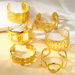 Colección de brazaletes de acero inoxidable chapados en oro de 18K con texturas abiertas