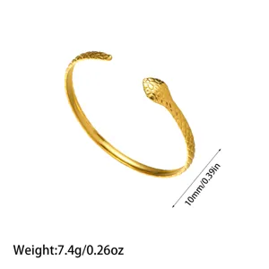 Detalle de una pulsera de serpiente de acero inoxidable bañada en oro de 18 quilates