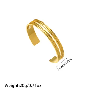 Detalle de ancho 11mm y peso 20g de la pulsera rígida de acero bañada en oro 18K