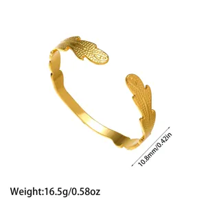 Vista detallada del brazalete abierto de acero inoxidable chapado en oro 18K con pluma