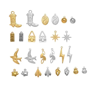 Gedetailleerd overzicht van roestvrijstalen bedeltjes in goud en zilver voor sieraden