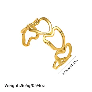 Vista detallada del brazalete de corazón de acero titanio chapado en oro 18K, 26,6 g