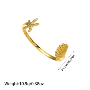 Vista detallada de brazalete dorado con estrella de mar y concha, medidas incluidas.