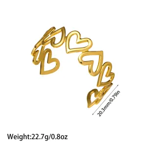 Vista detallada del brazalete de corazones bañado en oro 18K con peso y dimensiones