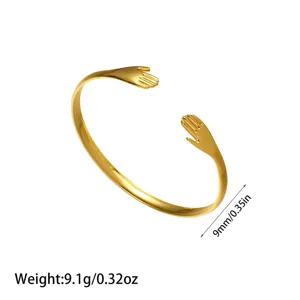 Primer plano detallado del brazalete de manos doradas con dimensiones y peso incluidos