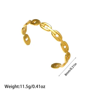 Primer plano de brazalete minimalista de acero de titanio dorado con dimensiones exactas