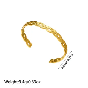 Detalle de brazalete trenzado de acero de titanio dorado con medidas de ancho y peso