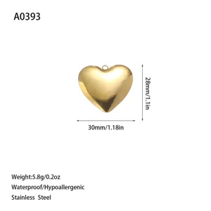 Detailansicht des goldenen Herzanhängers mit Maßen 30mm x 28mm und 5,8g Gewicht