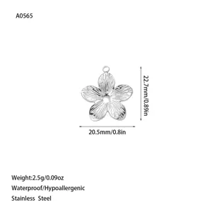 Detail view of stainless steel flower pendant showing dimensions and weight parameters