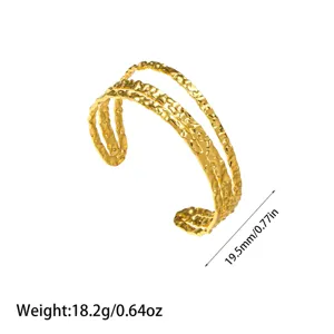 Detalle del brazalete multicapa de acero al titanio chapado en oro de 18K martillado